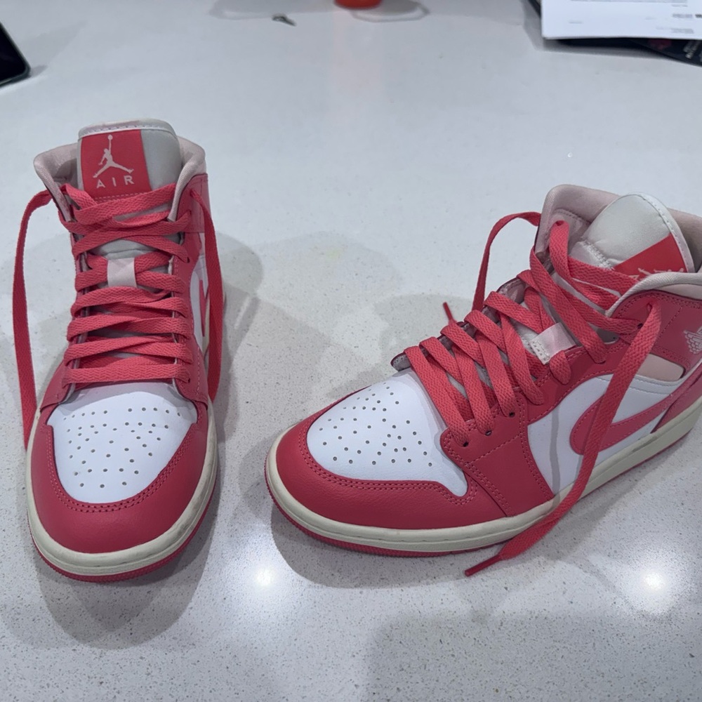Nike Air Jordan 1 Mid Strawberry & Cream Basketball Shoes